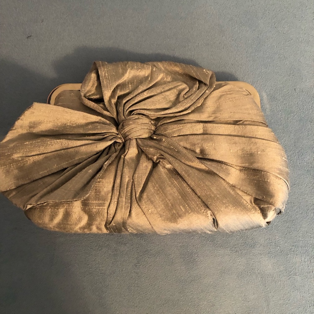 Silver bow clutch